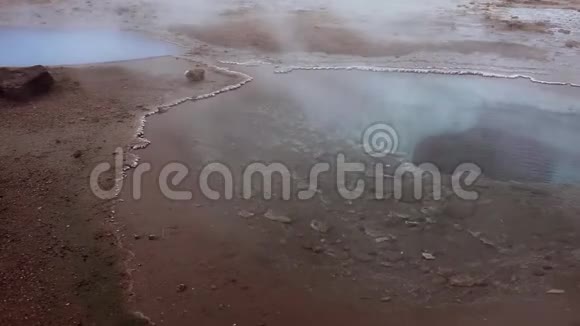 冰岛间歇泉谷的热水蒸汽视频的预览图