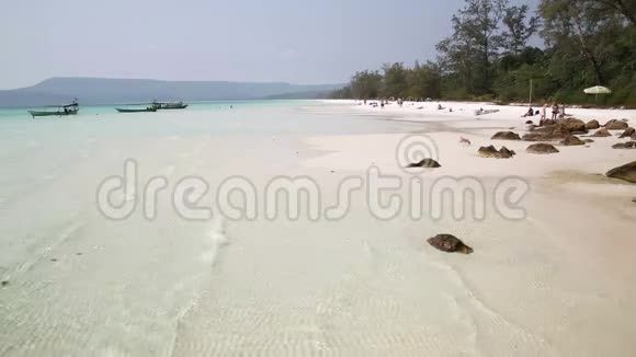 柬埔寨孔荣完美的白沙和水晶海滩视频的预览图