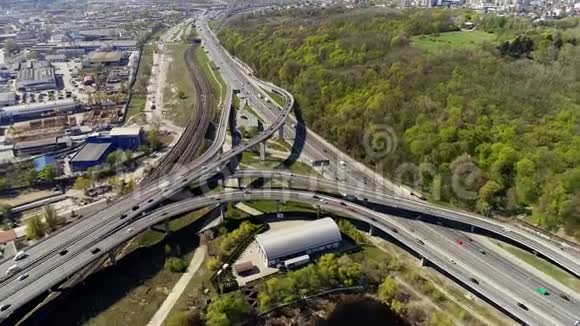 桥梁和公路上的城市交通视频的预览图