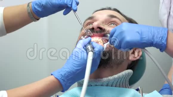 有牙医的病人视频的预览图