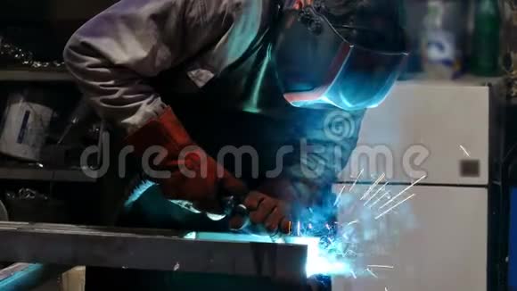 工厂工人焊接钢视频的预览图