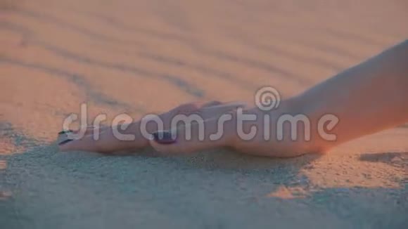沙滩上的女人视频的预览图