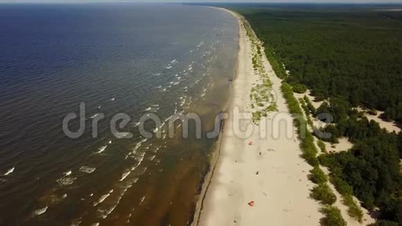 Vecaki拉脱维亚波罗的海沿岸空中无人机顶景4KUHD视频视频的预览图