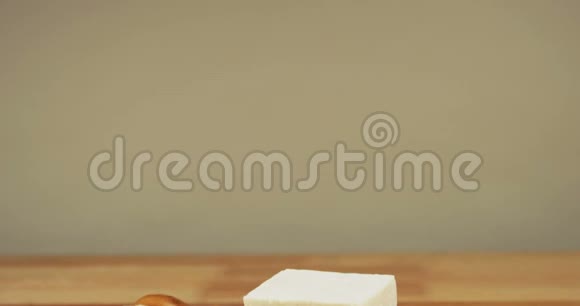 刀切奶酪片视频的预览图