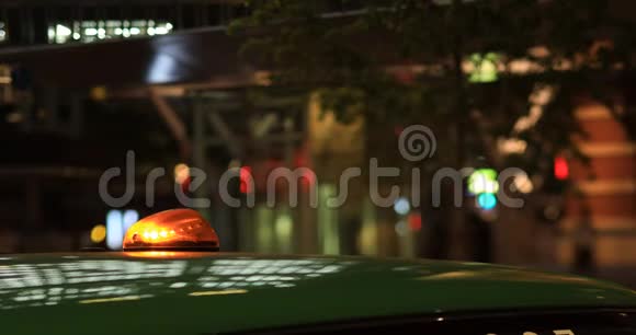 东京商业区的一个汽车灯视频的预览图