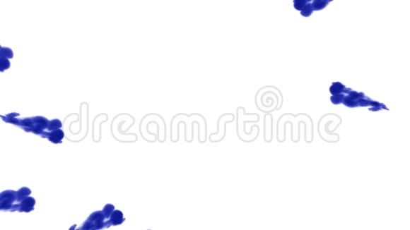 头顶拍摄的孤立的蓝色墨水在白色上形成一个圆圈蓝色油漆在水中旋转并缓慢移动使用视频的预览图