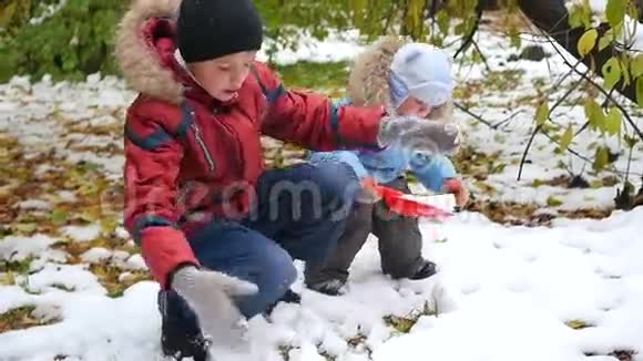 快乐的孩子们在公园玩雪视频的预览图