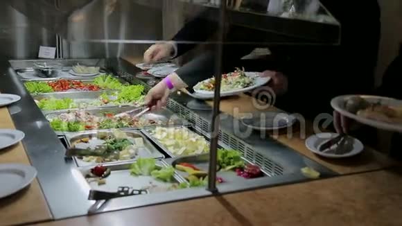 人们强迫食物餐饮施加沙拉食物分配表视频的预览图