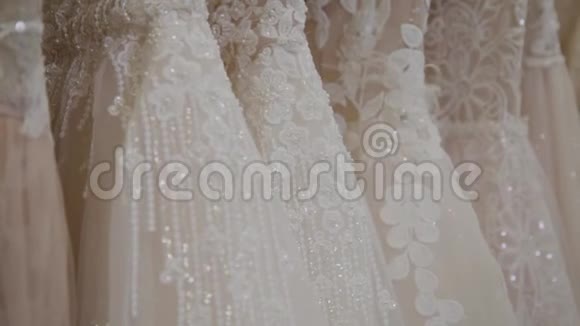 新娘沙龙里漂亮的婚纱视频的预览图