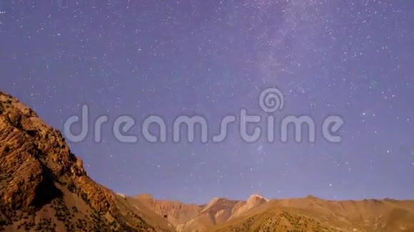 星星在山上时间流逝4K视频的预览图