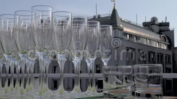 一排香槟酒杯视频的预览图