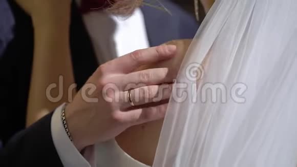 新婚夫妇拥抱新郎新娘拥抱视频的预览图
