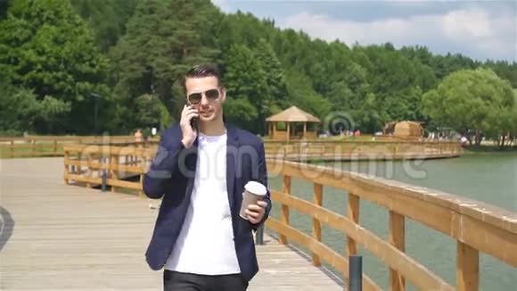 快乐的城市年轻人在欧洲城市户外喝咖啡视频的预览图