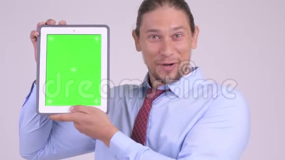 一位快乐英俊的商人展示数码平板电脑视频的预览图