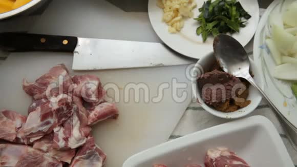 咖喱猪肉排骨和蔬菜猪肉咖喱配料视频的预览图