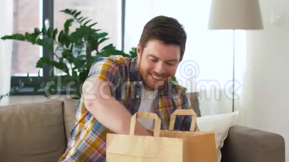 男人在家拆包吃外卖视频的预览图