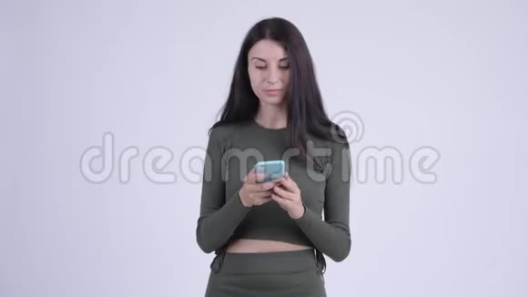快乐的年轻美女思考电话视频的预览图