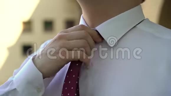 年轻人戴上领带为庆祝活动商务会议或婚礼穿衣服视频的预览图