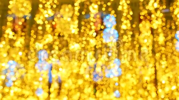 明亮的圣诞街照明这个城市为圣诞节装饰新年灯光装饰视频的预览图