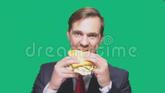 商人在绿色背景下吃三明治快速午餐概念视频的预览图