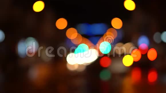在一个大城市里夜间道路上交通模糊视频的预览图