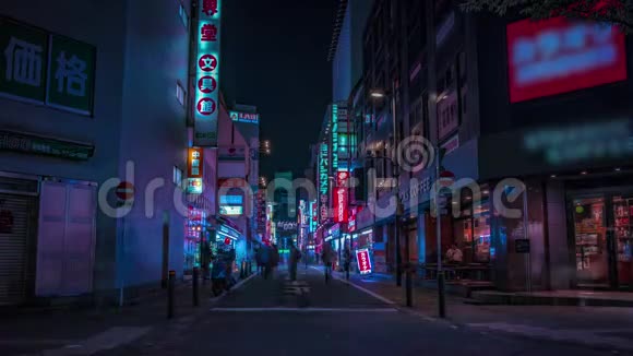 东京新宿市中心霓虹灯街道的夜间时间视频的预览图