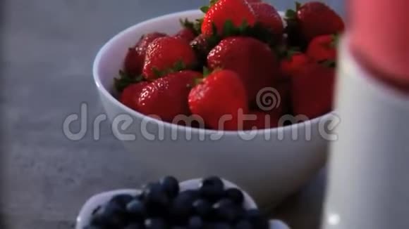 混合水果奶昔视频的预览图