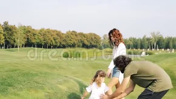 家人周末在公园散步视频的预览图