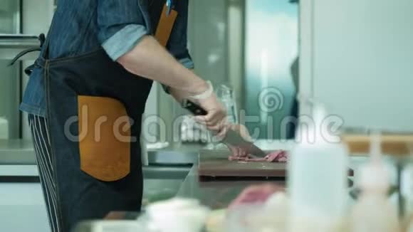 餐厅厨师在厨房准备菜肴4k视频的预览图