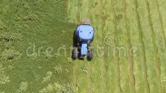 拖拉机割草机的鸟眼在农业领域割草视频的预览图