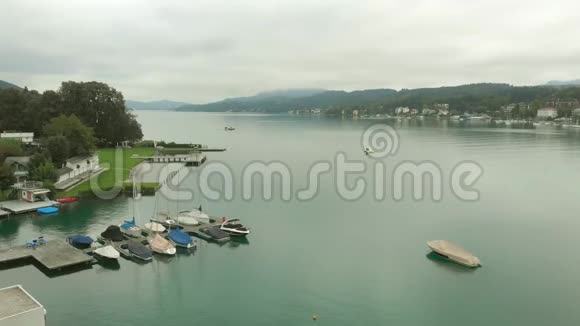 奥地利美丽的沃瑟湖上的VeldenAmWorthersee空中景色视频的预览图