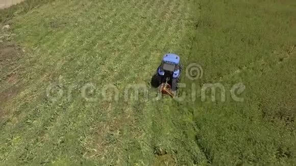 拖拉机割草机的鸟眼在农业领域割草视频的预览图