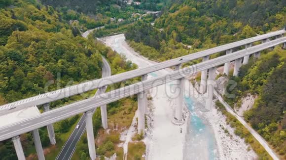 高山混凝土柱上混凝土公路高架桥的鸟瞰图视频的预览图