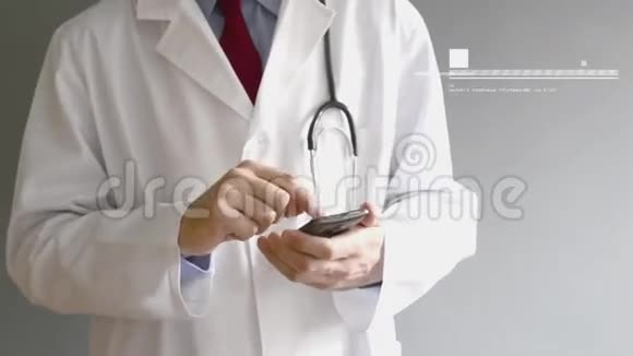 身穿白大褂的男医生正在使用现代智能手机视频的预览图