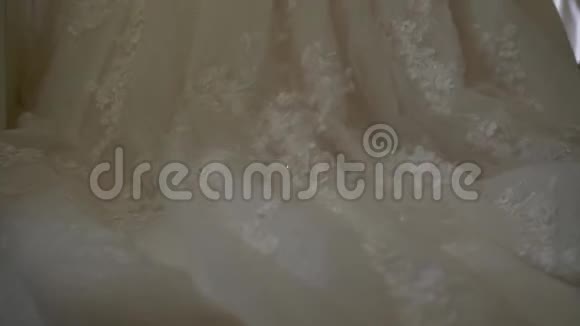 穿着婚纱的年轻新娘白色豪华礼服视频的预览图