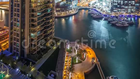 迪拜码头在夜间时间流逝闪烁的灯光和最高的摩天大楼视频的预览图