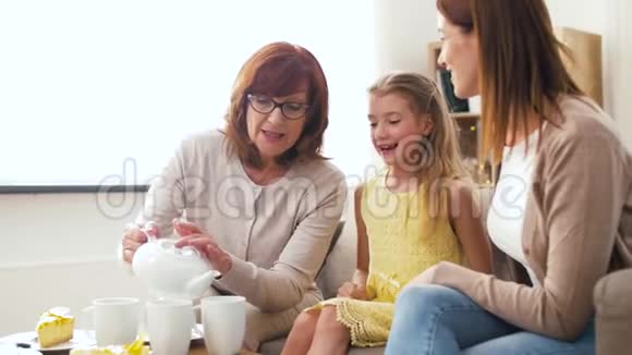 母亲女儿和祖母参加茶会视频的预览图