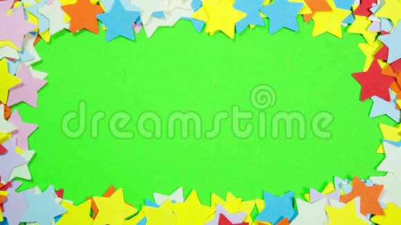 绿屏上镶嵌着五颜六色的星星视频的预览图