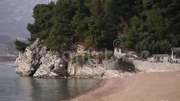 斯维蒂斯特凡酒店的私人海滩靠近岛上黑山视频的预览图