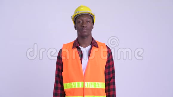 年轻英俊的非洲男子建筑工人视频的预览图