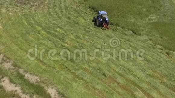 拖拉机割草机的鸟眼在农业领域割草视频的预览图
