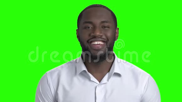 绿色屏幕上英俊的美国黑人视频的预览图
