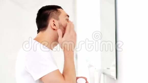 快乐的年轻人在浴室洗脸视频的预览图