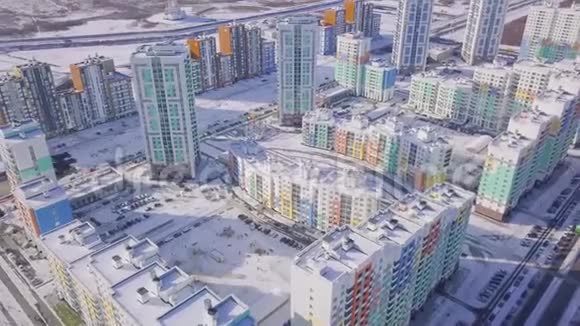 鸟瞰公寓楼综合体和住宅小区剪辑现代奢华的顶级景观视频的预览图