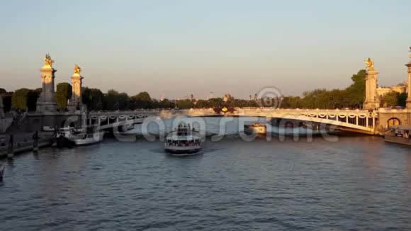 塞纳河日落法国巴黎视频的预览图