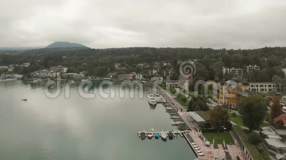 奥地利美丽的沃瑟湖上的VeldenAmWorthersee空中景色视频的预览图