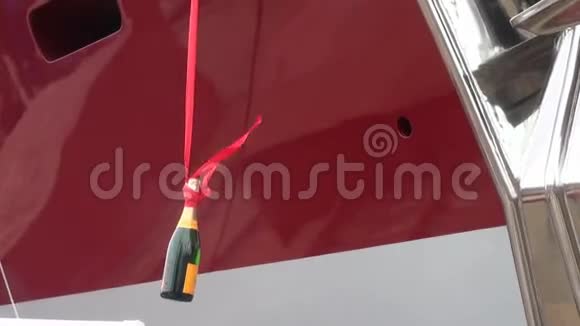 在新游艇上砸碎一瓶香槟视频的预览图
