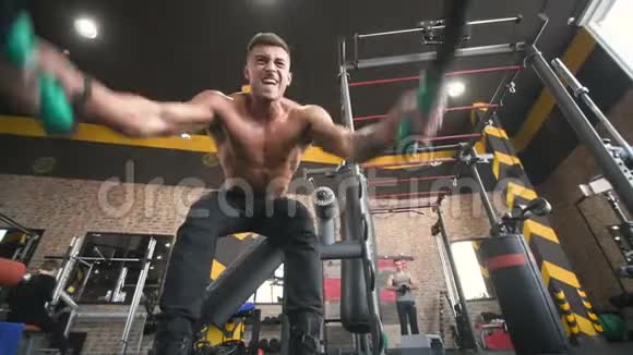 强壮的运动健硕的男人肌肉锻炼健身和健美的概念背景肌肉健美者健身视频的预览图