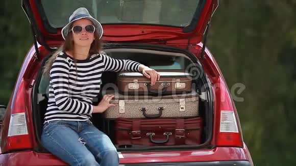 女孩快乐儿童旅行行李箱车夏日风景视频的预览图
