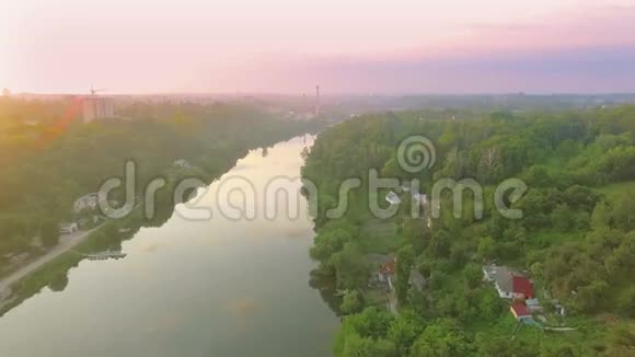 空中日出在河流上方飞行视频的预览图